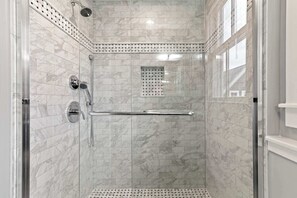 Dusche, Haartrockner, Handtücher, Shampoo