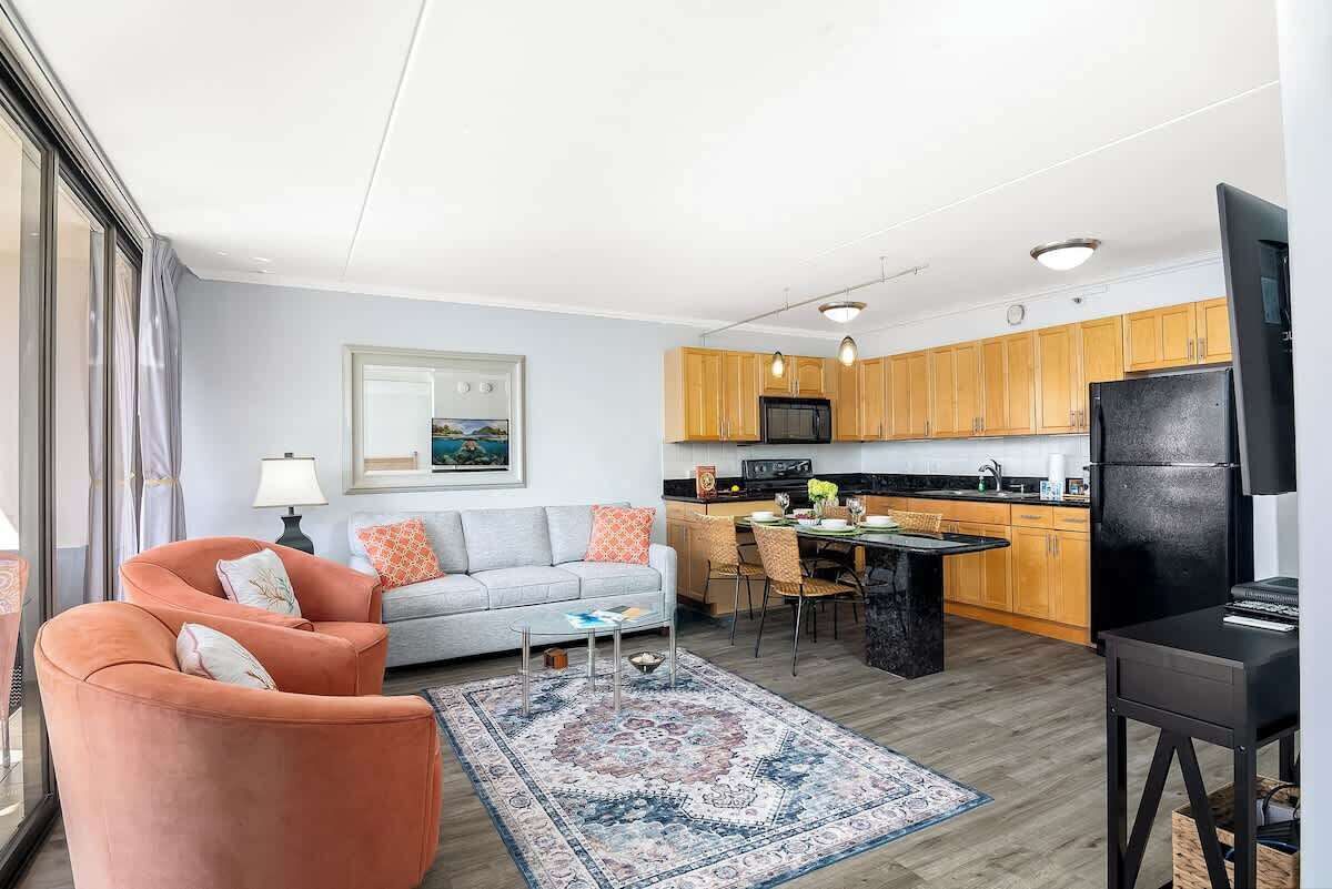 Un appartement moderne comprenant un salon, une cuisine et un coin repas.