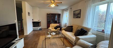 Fernseher, Kamin, DVD-Player, Tischfußball