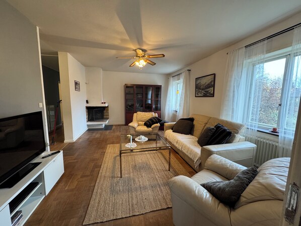 Televisor, llar de foc, reproductor de DVD i futbolí 