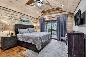 3 bedrooms, desk, iron/ironing board, free WiFi