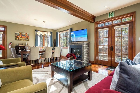 TV, fireplace - Shale Beach House -- 5 minutes drive to Blue Mountain Village! (The Blue Mountains)