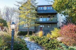 Exterior - Shale Beach House -- 5 minutes drive to Blue Mountain Village! (The Blue Mountains)