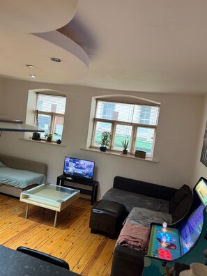 Apartment | Living area - 1br-wifi-freesnacks-freeparking-petsok-retroarcade (Newcastle-upon-Tyne)