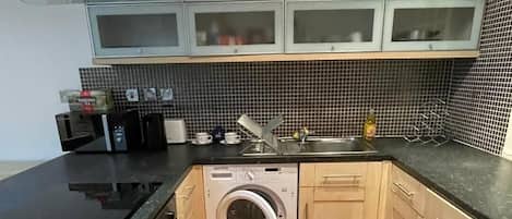 Apartment | Eigene Küche | Kühlschrank, Mikrowelle, Ofen, Herdplatte