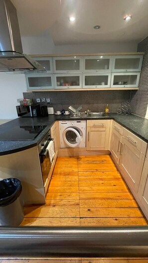 Apartment | Private kitchen | Fridge, microwave, oven, stovetop - 1br-wifi-freesnacks-freeparking-petsok-retroarcade (Newcastle-upon-Tyne)