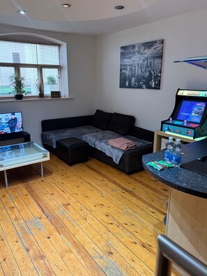 Apartment | Living area - 1br-wifi-freesnacks-freeparking-petsok-retroarcade (Newcastle-upon-Tyne)