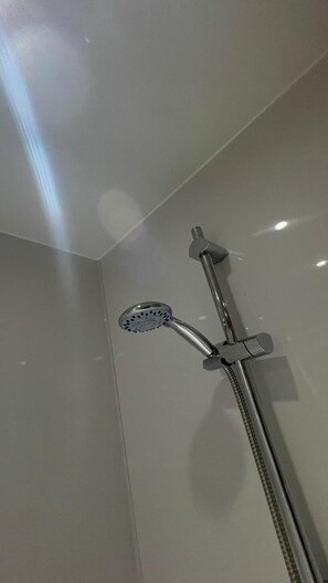 Apartment | Bathroom | Shower, hair dryer, towels - 1br-wifi-freesnacks-freeparking-petsok-retroarcade (Newcastle-upon-Tyne)