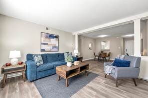 Smart TV, offices - Upper Westside Atlanta 2BR apartment with king beds, full kitchen, fast Wi-Fi, and free parking — close to dining, shopping, and MARTA. (Atlanta)