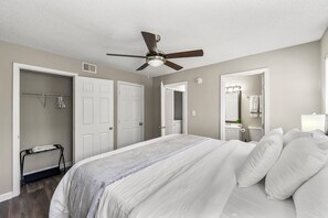 2 bedrooms, desk, iron/ironing board, free WiFi - Upper Westside Atlanta 2BR apartment with king beds, full kitchen, fast Wi-Fi, and free parking — close to dining, shopping, and MARTA. (Atlanta)