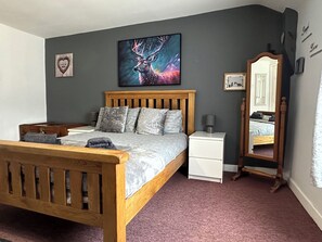 2 chambres, bureau, fer et planche à repasser, lit de bébé portatif