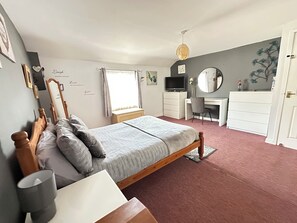 2 Schlafzimmer, Schreibtisch, Bügeleisen/Bügelbrett, Reisekinderbett