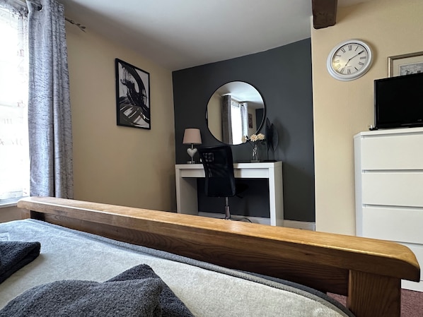 2 bedrooms, desk, iron/ironing board, travel cot