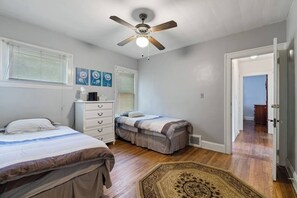 4 bedrooms, iron/ironing board, free WiFi, bed sheets