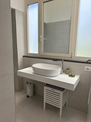 Dusche, Haartrockner, Bidet, Handtücher