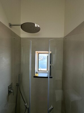 تجهيزات دش، مجففات شعر، مراحيض شطف، مناشف