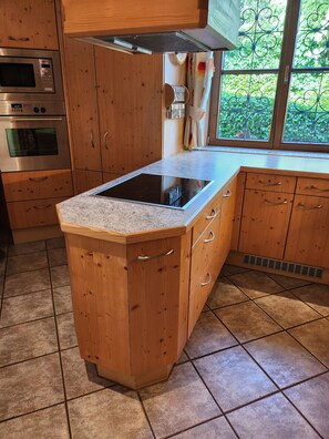 Fridge, stovetop, dishwasher, coffee/tea maker