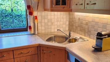 Een koelkast, een kookplaat, een vaatwasser