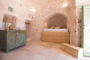 3 bedrooms, iron/ironing board, travel cot, WiFi - Trullo the Black Cat (Puglia)