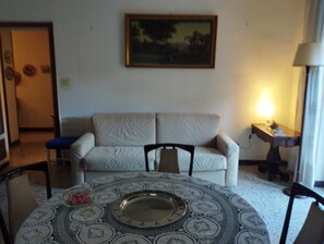 TV, books - Naples Fuorigrotta stadium Maradona building video monitored apartment 85 sqm (Napoli)