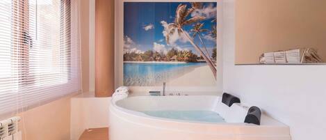 Secador de cabelo, toalhas de banho