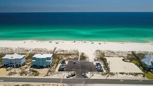 Ein Hotel am Strand mit Parkplatz, Zugang zum Strand und Meerblick.