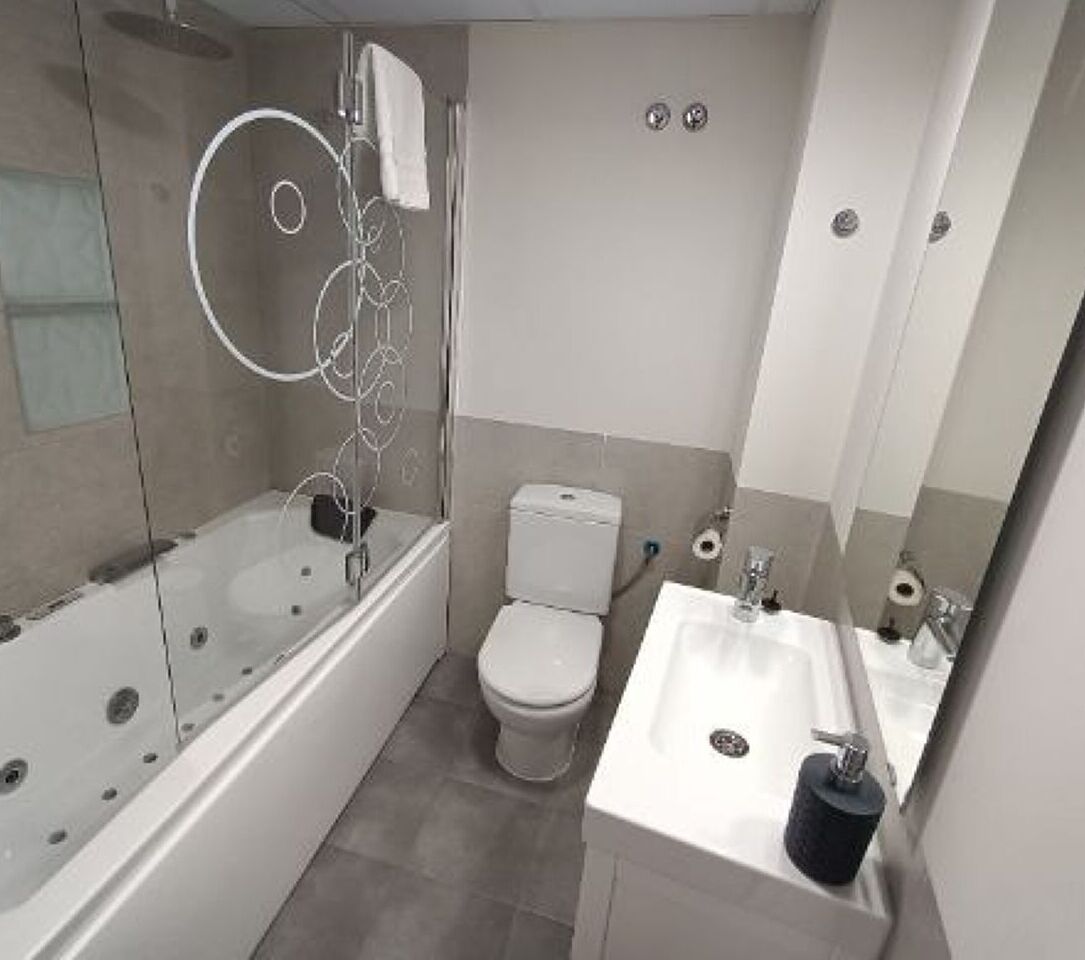 Sèche-cheveux, serviettes fournies