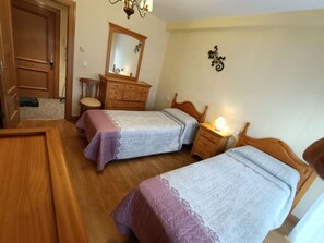 2 Schlafzimmer, Bügeleisen/Bügelbrett