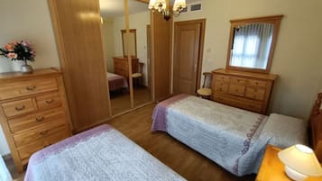 2 Schlafzimmer, Bügeleisen/Bügelbrett