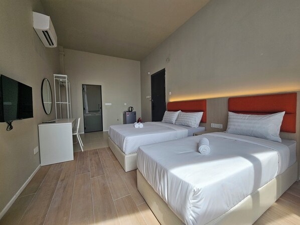 Comfort Triple Room, Balcony, Partial Ocean View