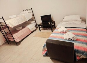 1 bedroom, WiFi, bed sheets - Anna's House near Airport (Catania)