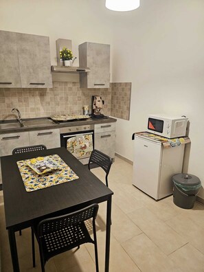 Frigorífico, microondas, horno y placa de cocina