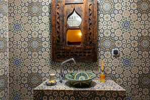 Junior Room | Bathroom | Shower, hair dryer, bidet, towels - Riad Rayahana Fes (Fes)