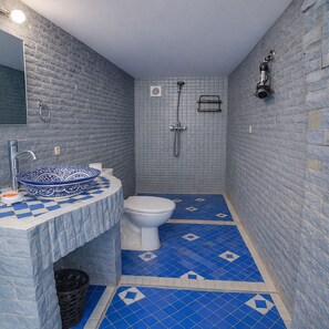 Standard Room | Bathroom | Shower, hair dryer, bidet, towels - Riad Rayahana Fes (Fes)