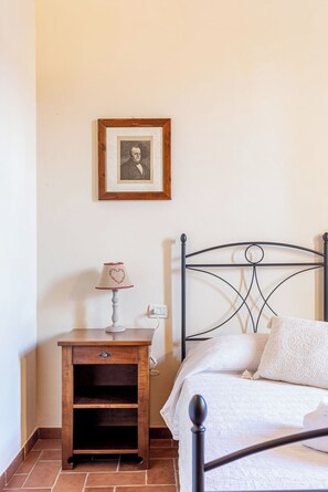 1 bedroom, desk, free WiFi, bed sheets
