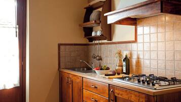 Refrigerador, parrilla de estufa, utensilios de cocina y comedor