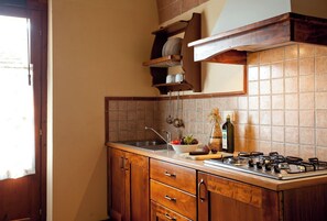 Kühlschrank, Herdplatte, Kochgeschirr/Geschirr/Besteck, Esstisch