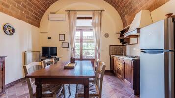 Refrigerador, parrilla de estufa, utensilios de cocina y comedor