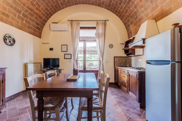 Kühlschrank, Herdplatte, Kochgeschirr/Geschirr/Besteck, Esstisch