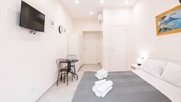 Deluxe Double Room, City View | Desk, free WiFi