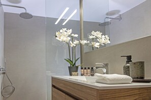 Hair dryer, towels, soap, toilet paper - Chic 1-bedroom apartment with WiFi, AC in vibrant Kallithea (Kallithea)