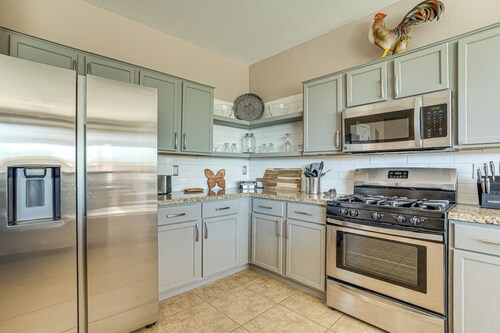 5 Mi to Surprise Stadium: Chic Arizona Home