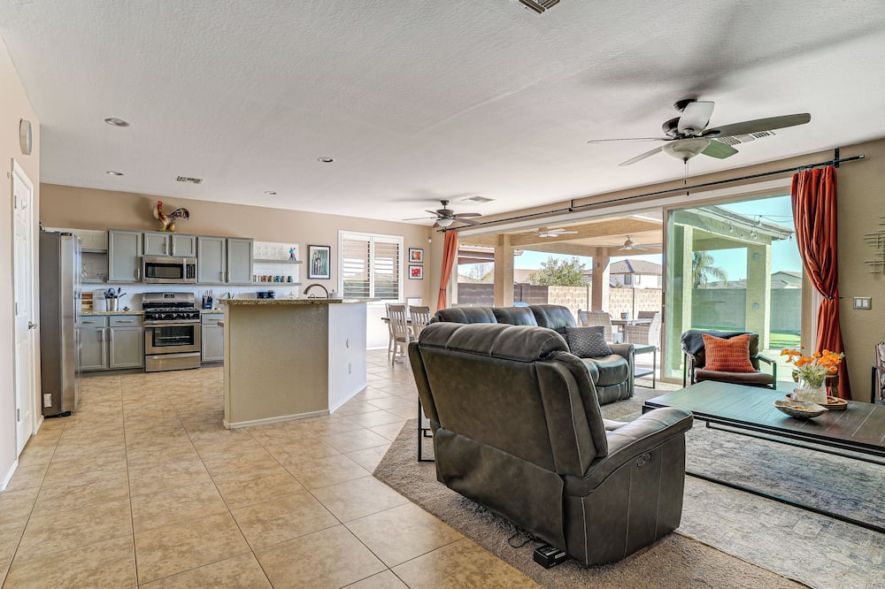 5 Mi to Surprise Stadium: Chic Home w/ Pool - Wittmann, AZ