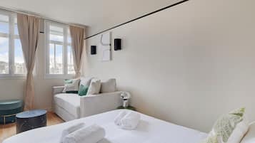 Een strijkplank/strijkijzer, reisbedje, wifi, beddengoed