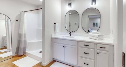 Central & Modern Studio w/ Workspace in Owasso!