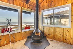 Interior - Private Beach Access: Serene Escape in Depoe Bay (Depoe Bay)