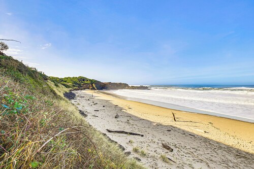 Private Beach Access: Serene Escape in Depoe Bay