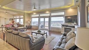Interior - Chic Paradise Home w/ Terrace: 13 Mi to Wineries! (Chico)