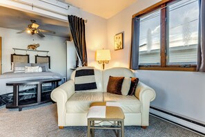 Interior - 2 Mi to Lake Winnebago: Studio w/ Private Yard! (Neenah)