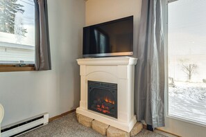 Interior - 2 Mi to Lake Winnebago: Studio w/ Private Yard! (Neenah)